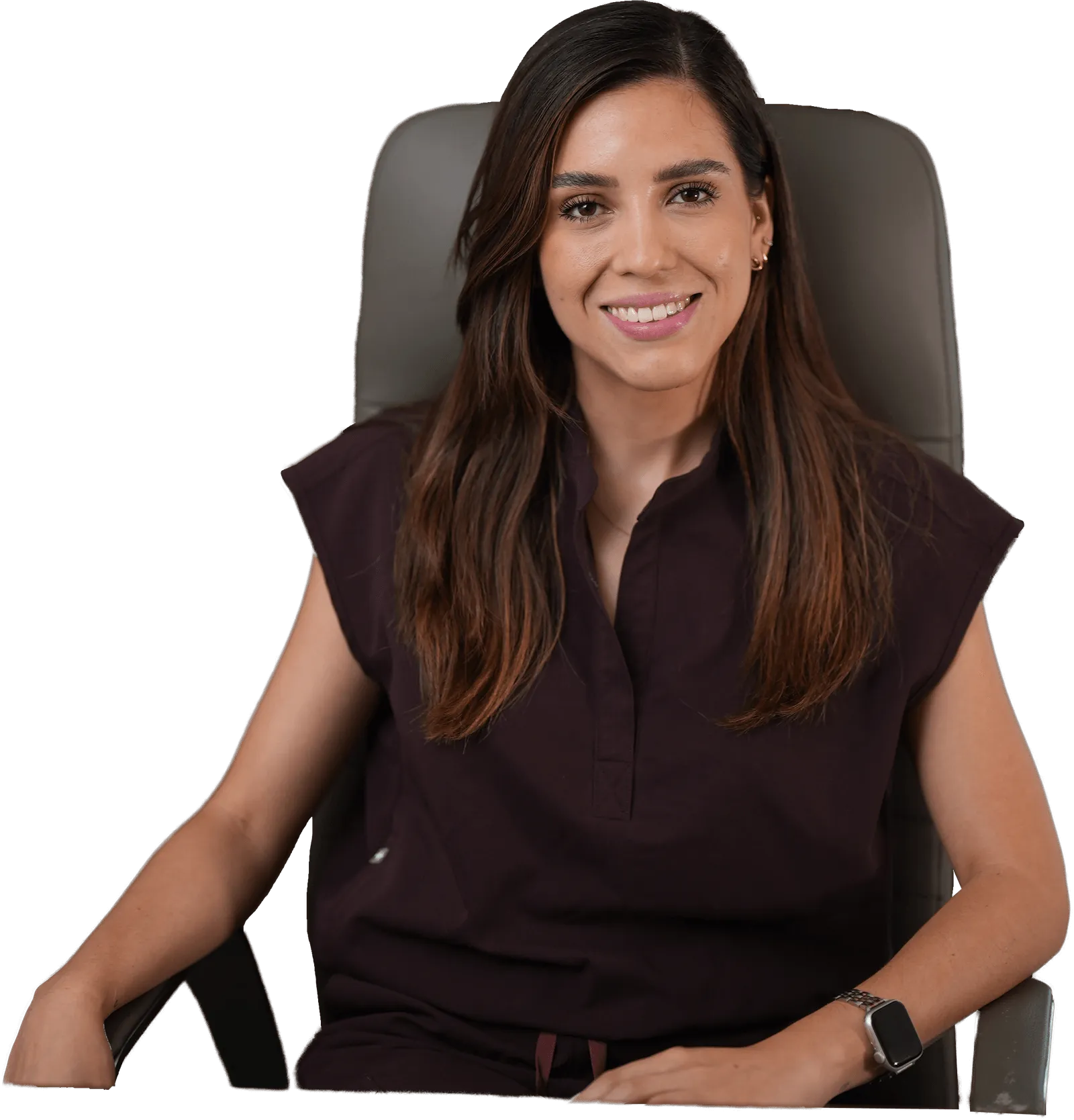 Dra. Catalina Larrazolo Ochoa sonriendo, sentada en su consultorio